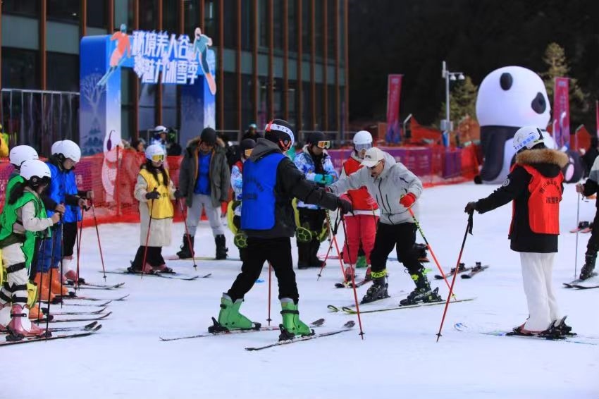 市民在体验滑雪。汶川县委宣传部供图
