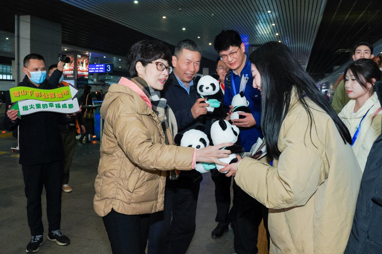 成都文旅局为宜宾客人送上文创熊猫。主办方供图