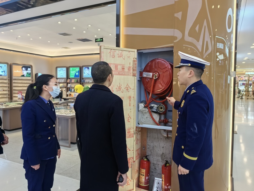 达州消防正在指导商业综合体排查火灾隐患。四川省消防救援总队供图