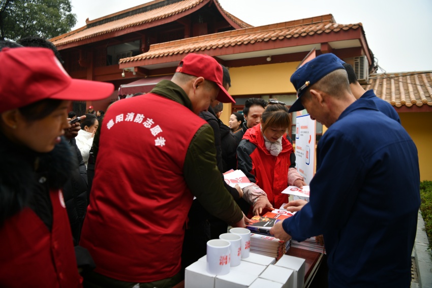 德阳消防联合志愿者一同开展消防安全知识宣传。四川省消防救援总队供图