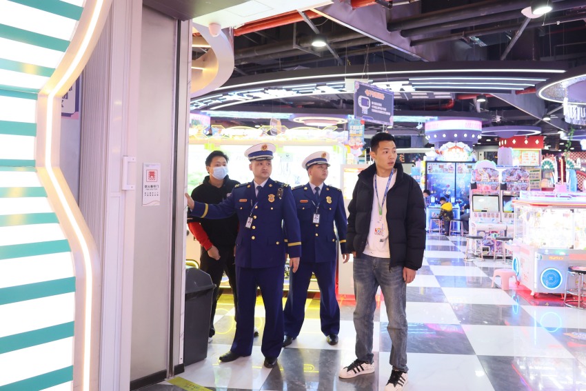 广安消防正在商业综合体检查防火卷帘门是否完好可用。四川省消防救援总队供图