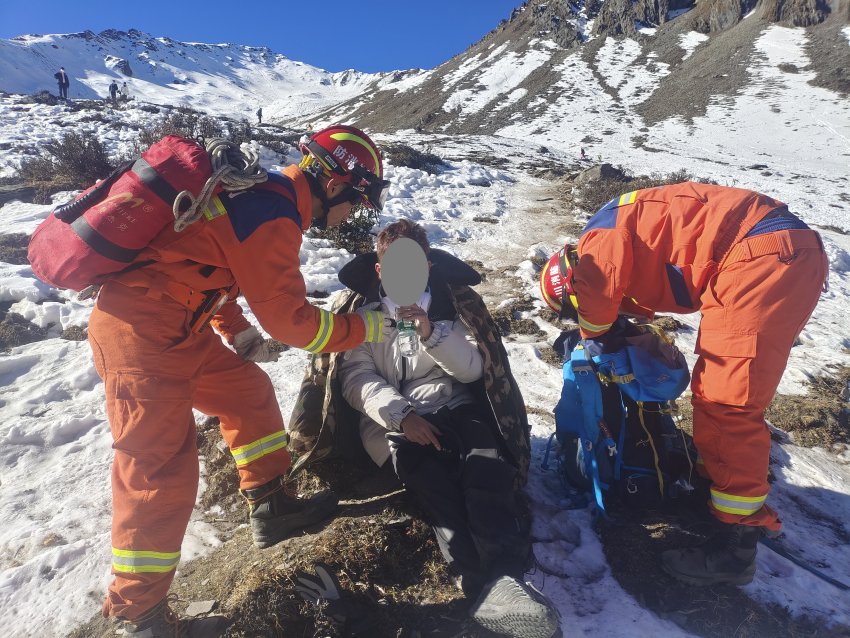 消防救援人员在海拔4100米的雪地发现被困人员。四川省消防救援总队供图