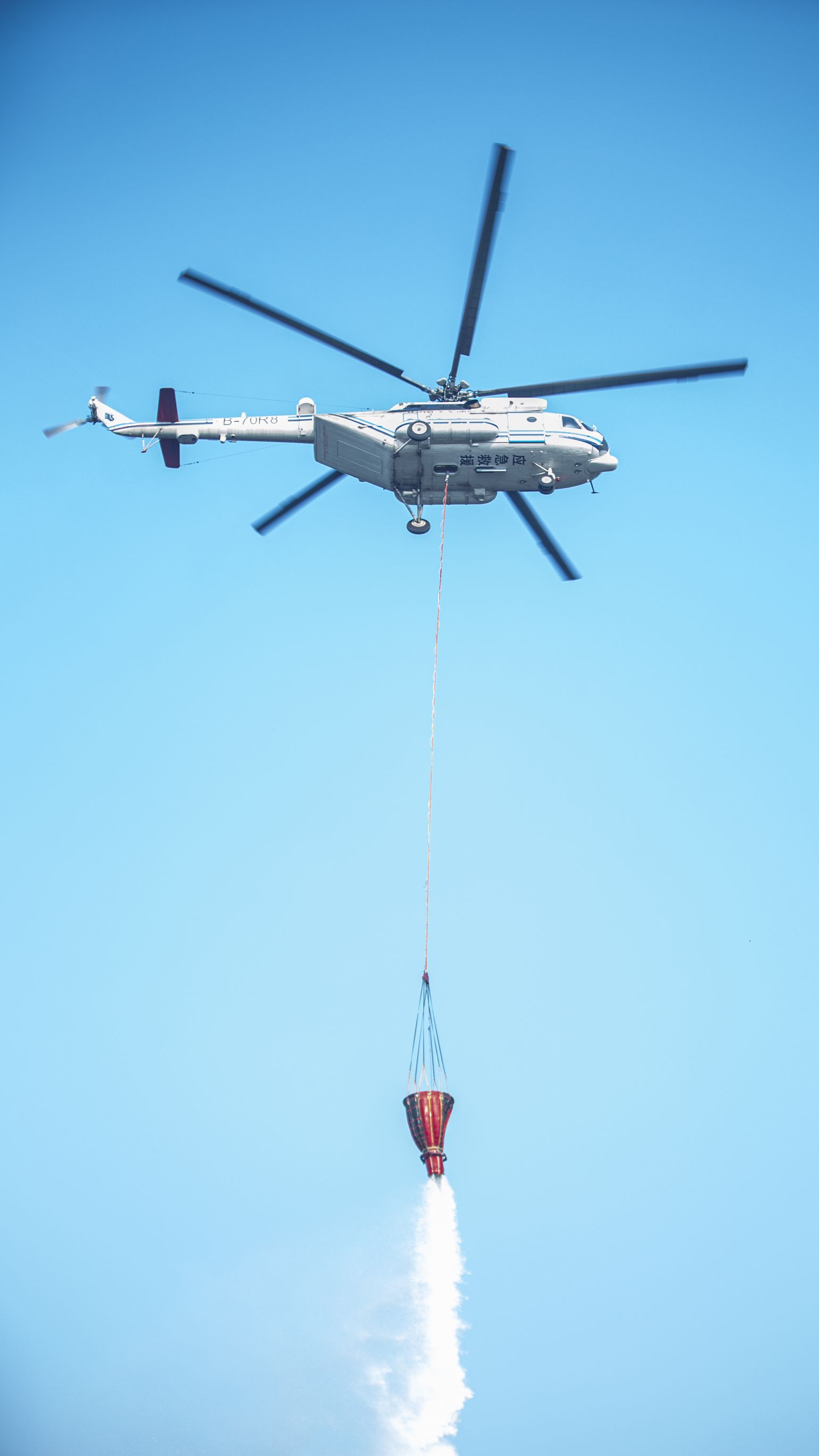 演練直升機吊桶作業科目。成都市應急局供圖