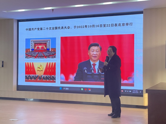 教师讲解党的二十大精神。邱天隆供图