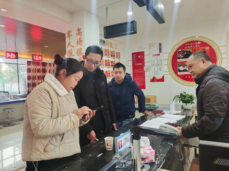 区委第一巡察组回访退役军人优待证办理情况。沈瑶供图