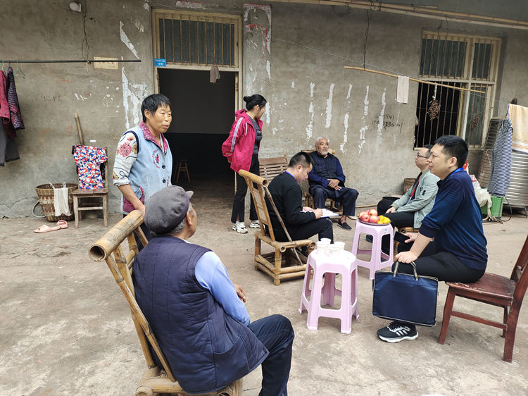 区委第一巡察组实地走访查看退役军人刘莫龙优待证办理情况。沈瑶供图