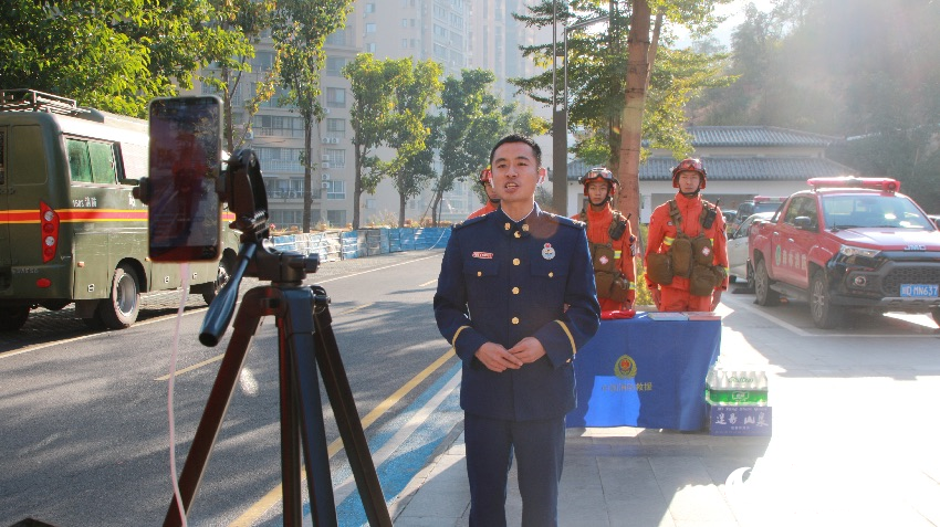 12月30日，在四川攀枝花，森林消防员通过线上直播宣传防火知识。羊冉摄