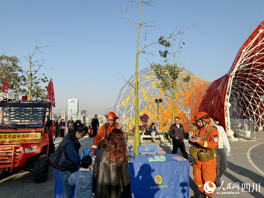 12月30日，在四川攀枝花东华山城市之眼，定点宣传点为游客讲解森林防火知识。羊冉摄