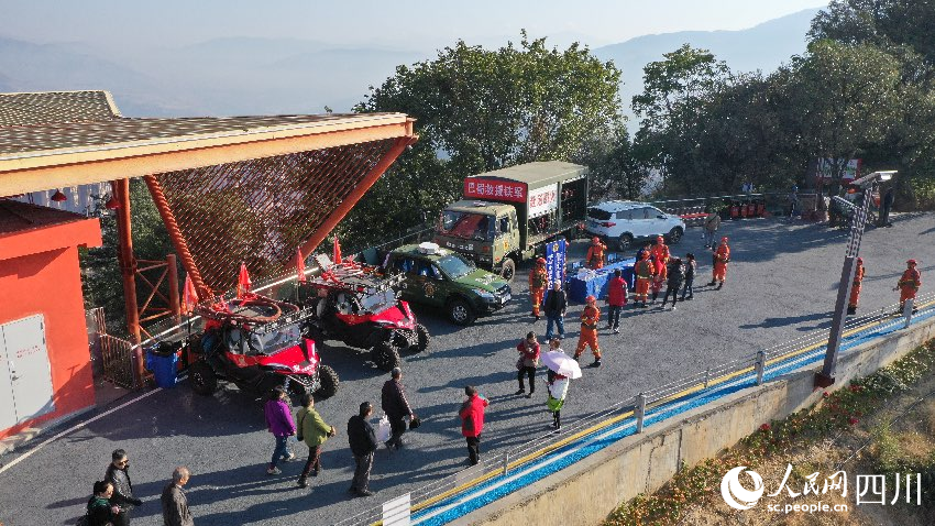 12月30日，在四川攀枝花东华山城市之眼，森林消防员正在宣传森林防火知识。羊冉摄