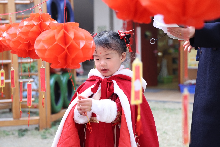 成都市第三幼儿园528园区小朋友猜灯谜。园方供图
