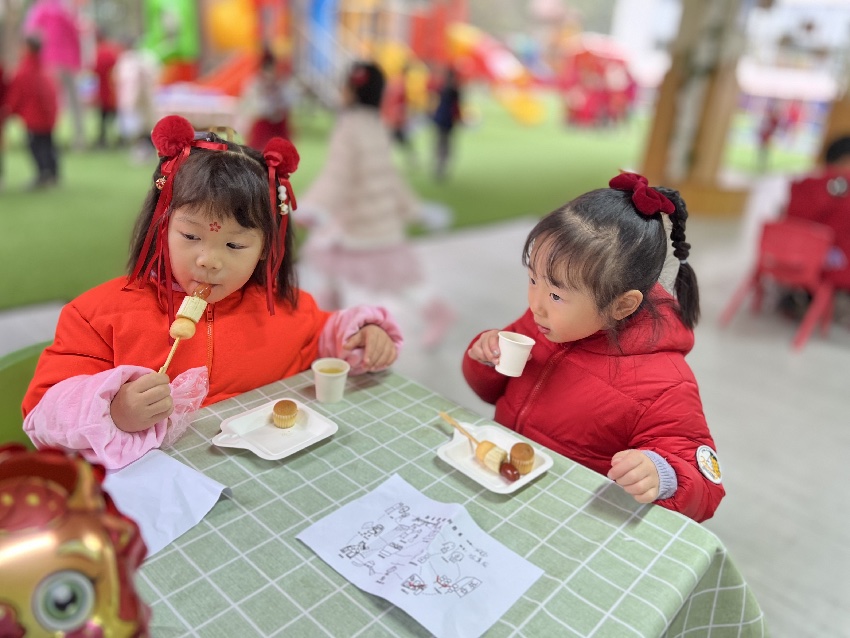 成都市第三幼儿园528园区小朋友一起吃糖葫芦。园方供图