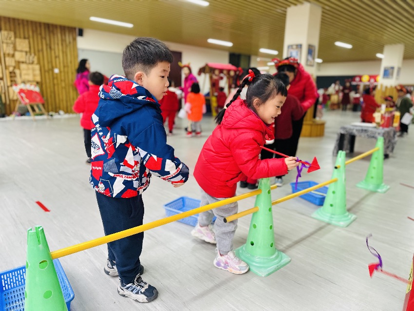 小朋友参与投壶游戏。园方供图