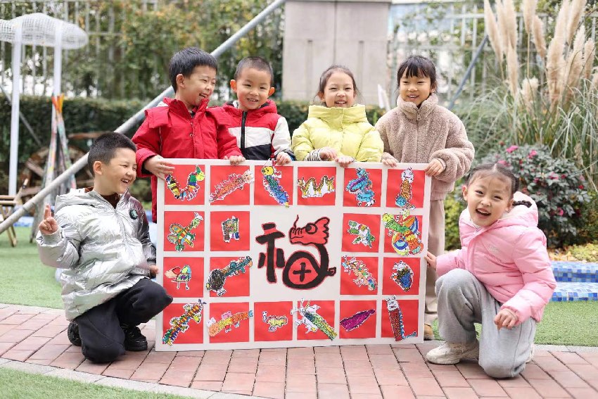 小朋友们展示画作。园方供图