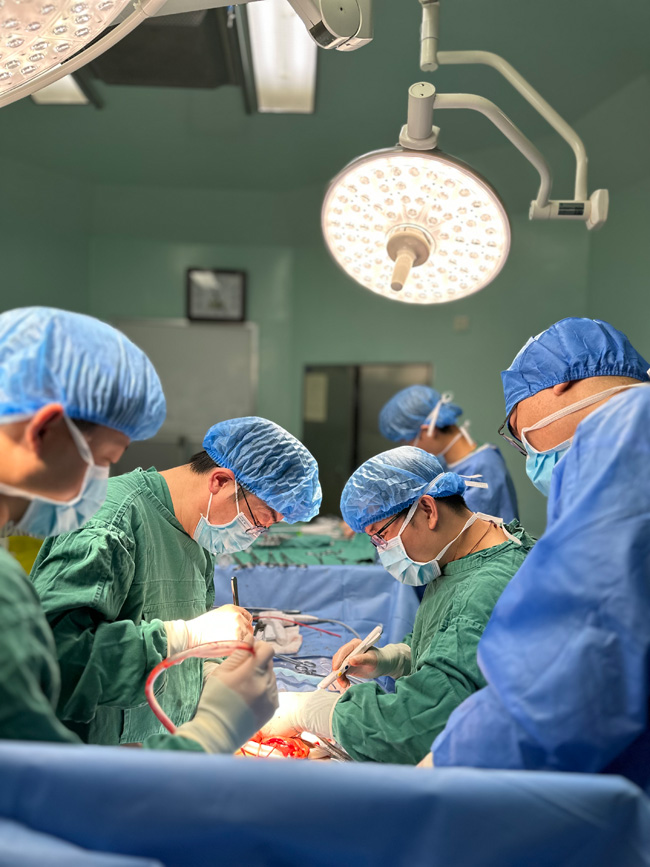 醫護團隊進行手術。四川省人民醫院供圖