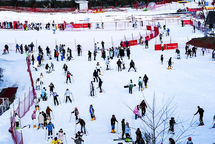 曾家山滑雪场内游客众多。朝天区融媒体中心供图