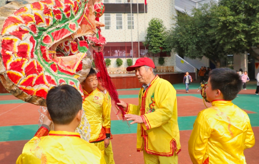 学校专门为孩子们聘请技艺传承人为教练教授表演技艺，传承本土民间文化，留住乡土记忆。杨尚威、汪静供图
