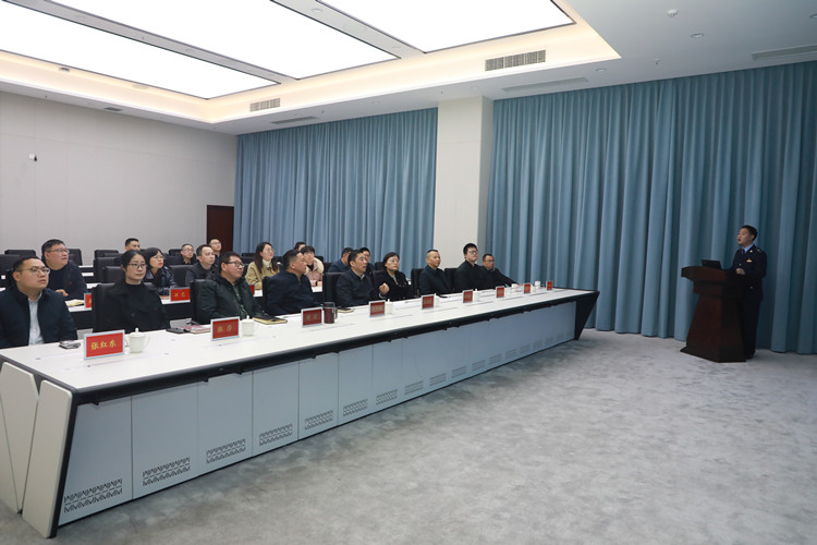 省委主题教育第七巡回督导组副组长宋世贵听取达州市税务局“智慧达税“支持中心应用情况介绍。达州市税务局供图
