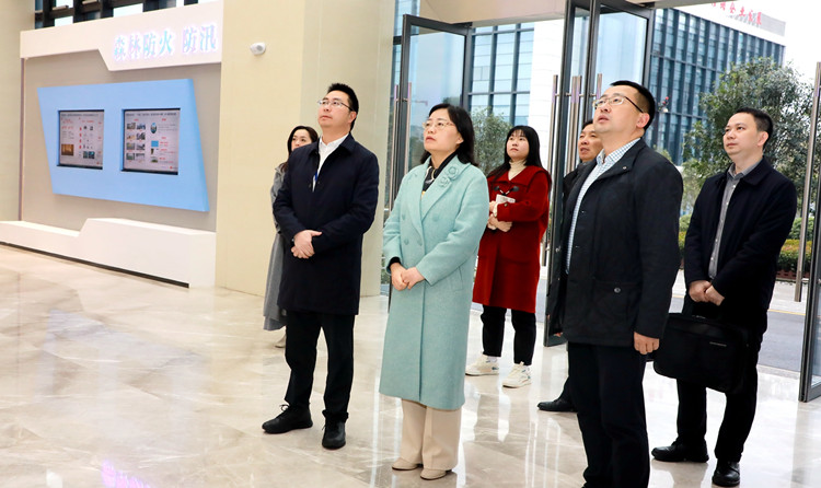 卓玉梅率队到中国电信达州分公司走访调研。达州市税务局供图