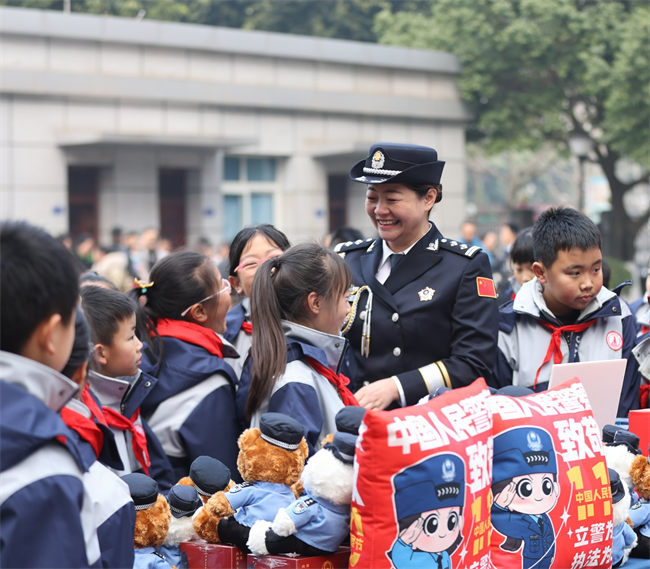 资阳市公安局工作人员给前来参加体验活动的小学生们发放奖品。图片来源：资阳市公安局