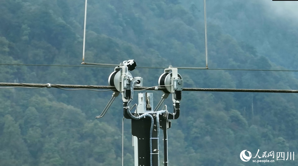 國網四川電力作業人員操控運載無人機。丁盛杰攝