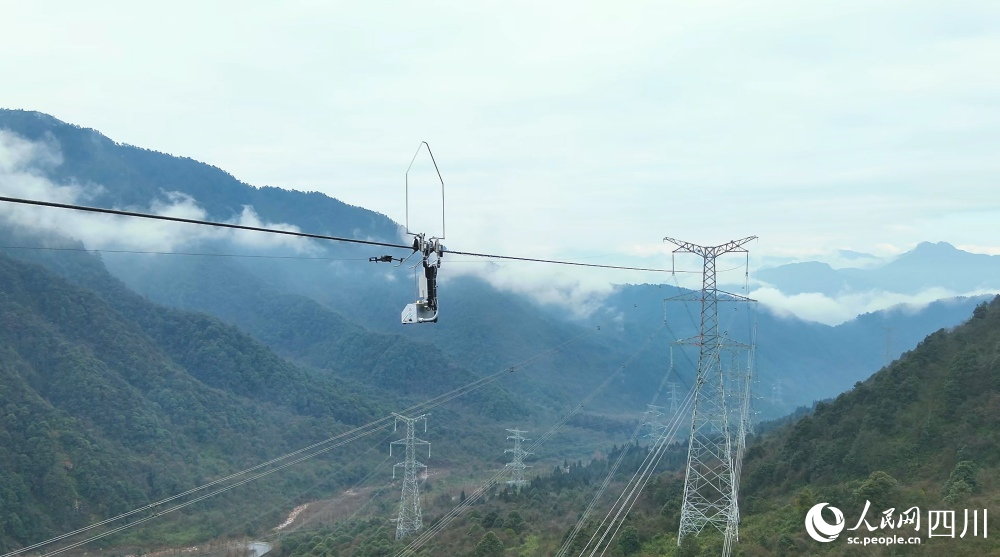 國網四川電力作業人員操控運載無人機。丁盛杰攝