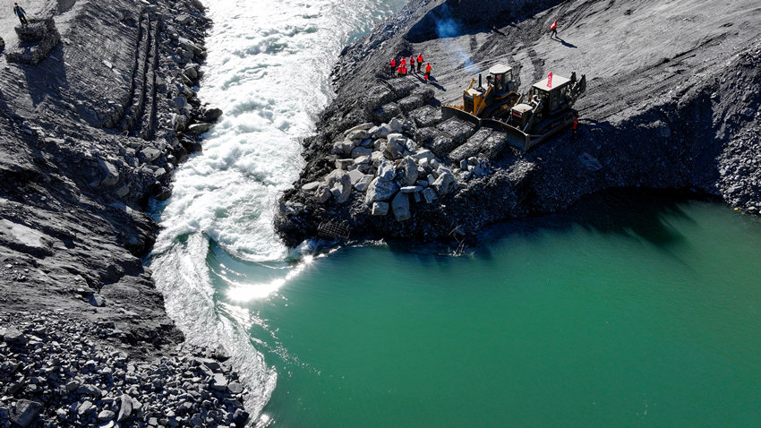 卡拉水電站大江截流存在流量大、龍口水深、場地狹窄等難題。雅礱江公司供圖