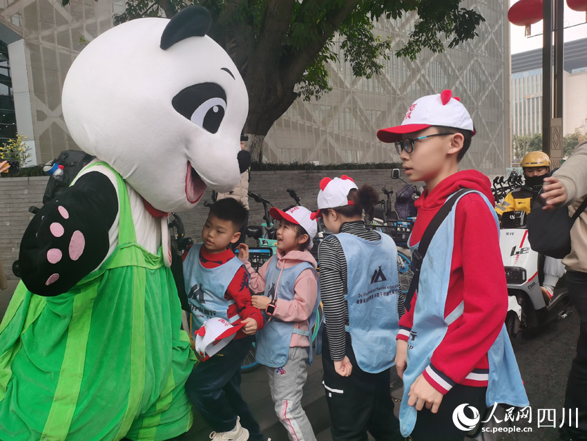 見到“熊貓”先抱一抱。人民網記者 劉海天攝