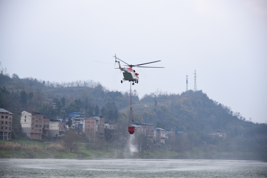 演练现场灭火直升机正在取水点取水。四川省应急管理厅供图