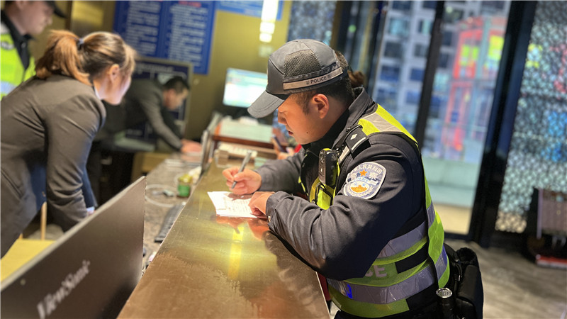 张彬参与社会治安集中清查整治行动。新都公安供图
