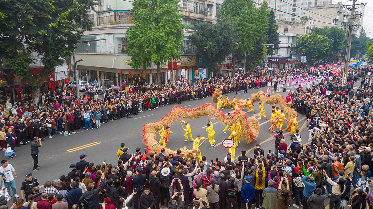 举办第七届彭祖长寿养生文化节非遗巡游活动。翁光建供图