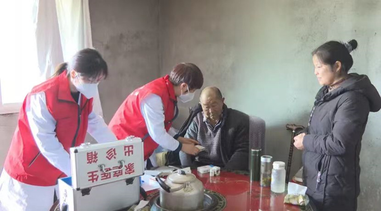 家庭医生为患者测量血压。赵磊摄