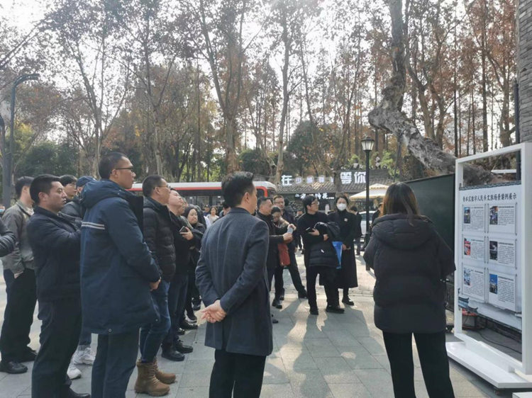 嘉宾对青羊区“数币+文旅”生态建设成果进行调研。青羊区融媒体中心供图