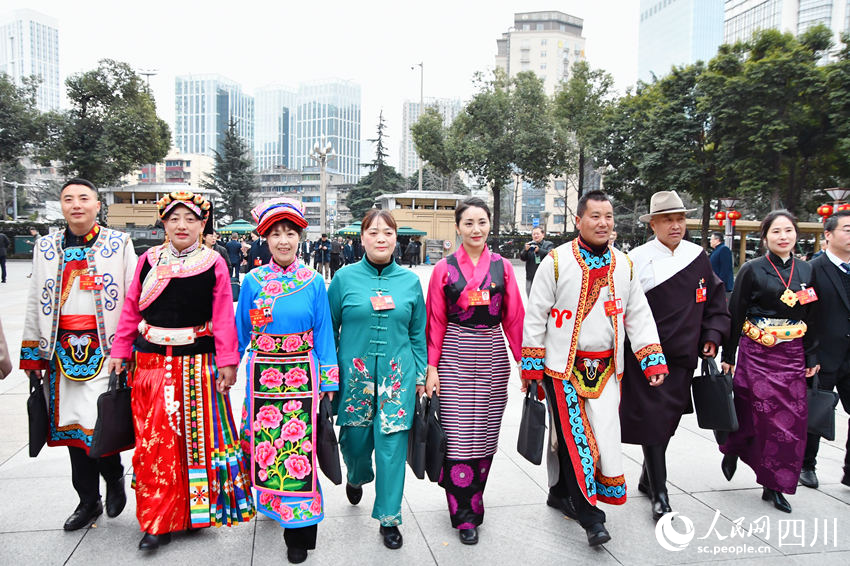 代表委员入场。人民网记者 李平摄