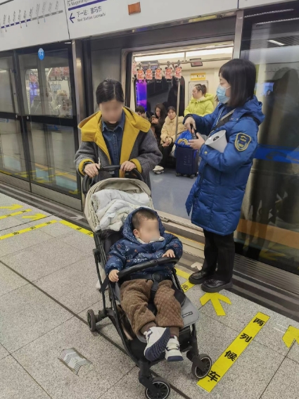 母子顺利相聚。杨杰摄