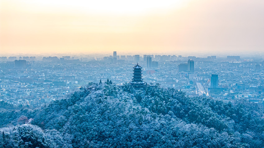 2024年初雪至，都江堰水利风景区银装素裹。四川省都江堰水利发展中心供图