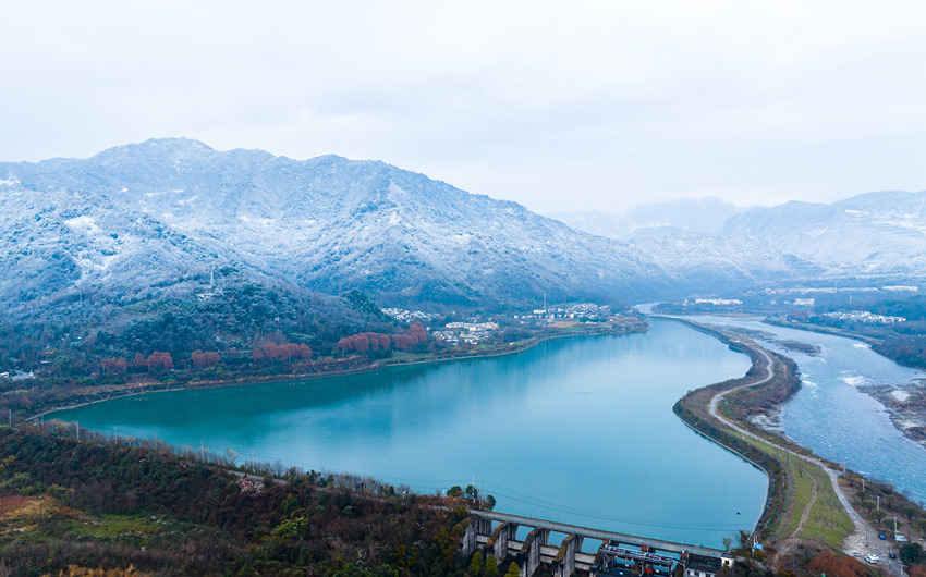 2024年初雪至，都江堰水利风景区银装素裹。四川省都江堰水利发展中心供图