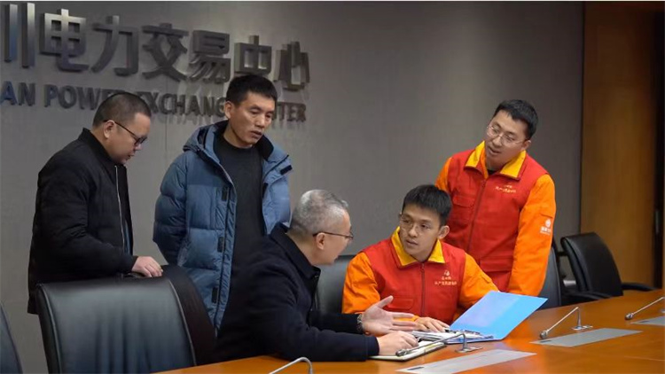 国网四川电力成都高新连心桥共产党员服务队全程服务企业完成绿电交易。国网成都供电公司供图