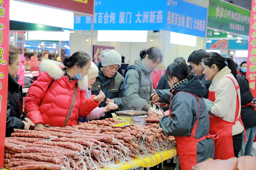 市民在年货节上选购腊味。主办方供图