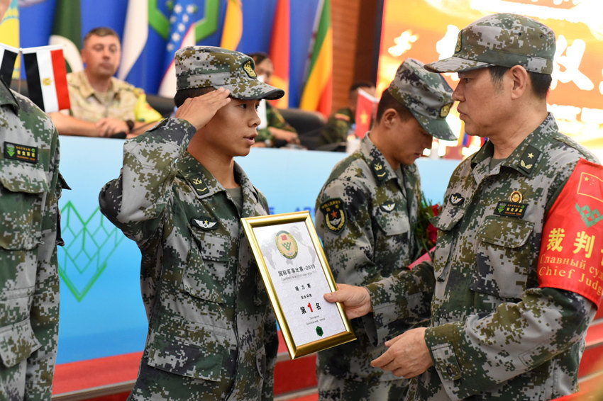 甘建超在国际军事比赛中获得好成绩。广安市退役军人事务局供图