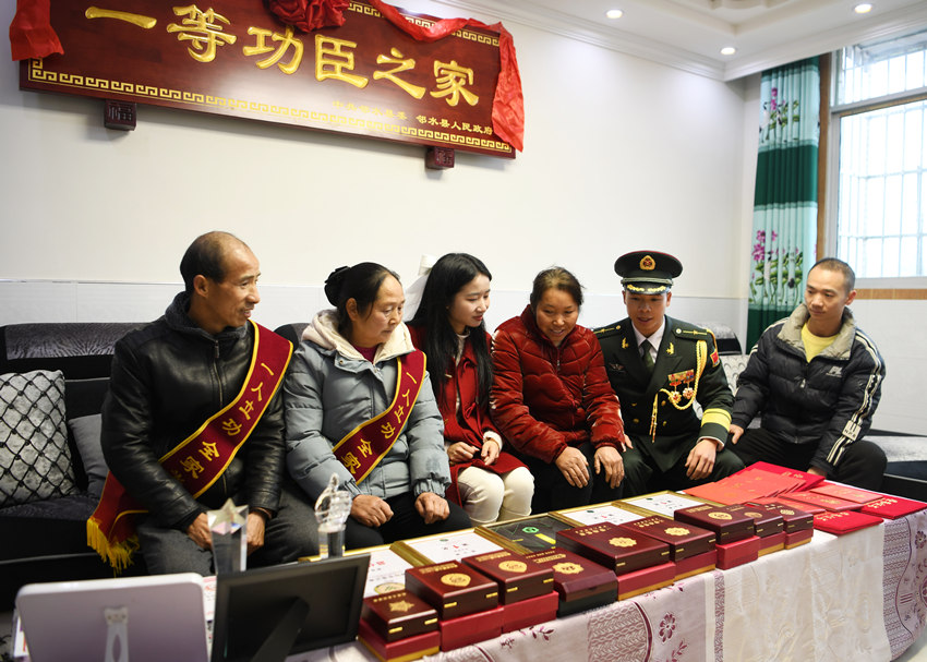 众多奖章和证书见证着甘建超的奋斗历程。广安市退役军人事务局供图