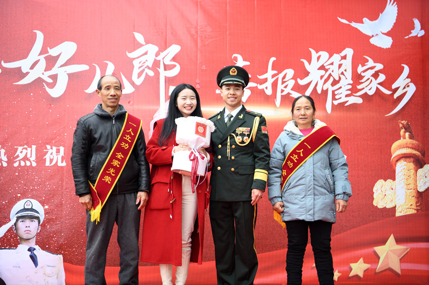 甘建超求婚成功。广安市退役军人事务局供图