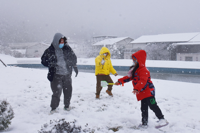 雪地里的亲子互动。中江县委宣传部供图