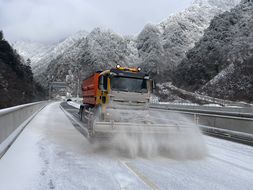 在綿九高速打雷溝大橋，除雪車正在進行機械除冰除雪。四川交通執法總隊供圖