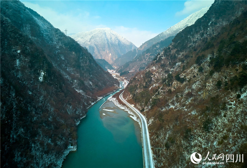 公路在雪山间穿梭。胡宇摄