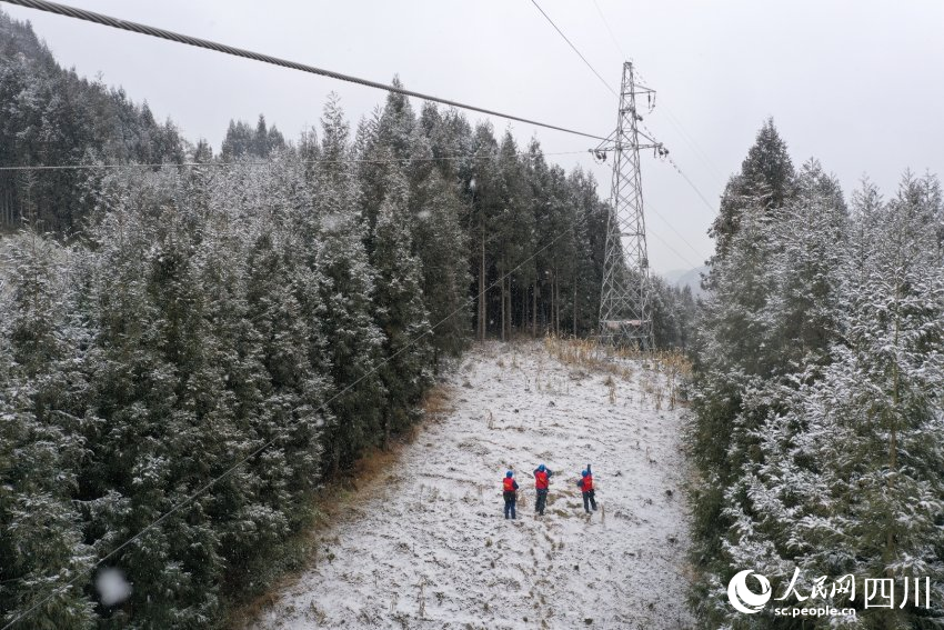 国网绵阳供电公司员工对北川羌族自治县境内35千伏擂桂线进行特殊巡视。田海摄