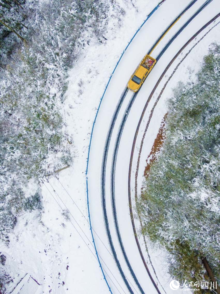 国网眉山供电公司工作人员对10千伏柳晏线玉屏山支线开展雪后特巡。王鸿飞摄