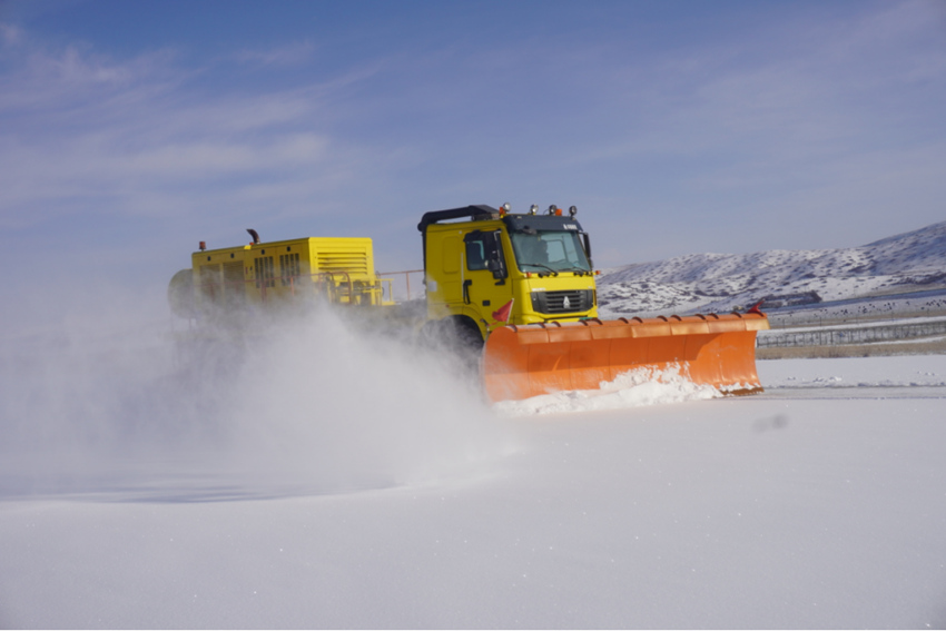 在红原机场，场道工作人员使用冷吹车清理跑道积雪。四川机场集团供图