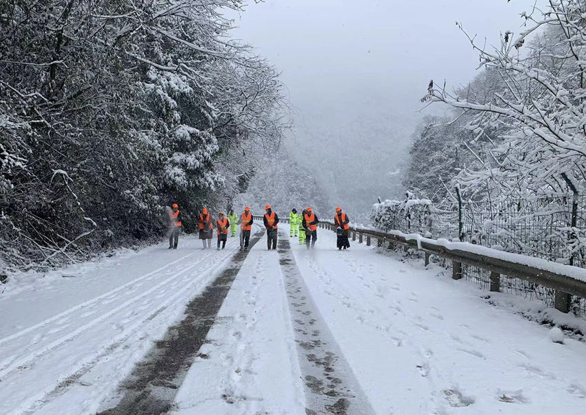 融冰除雪，確保道路通行安全。成都市交通運輸局供圖