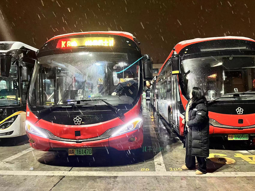 道路客運已做好准備，積極應對雨雪低溫天氣，確保旅客安全出行。成都市交通運輸局供圖
