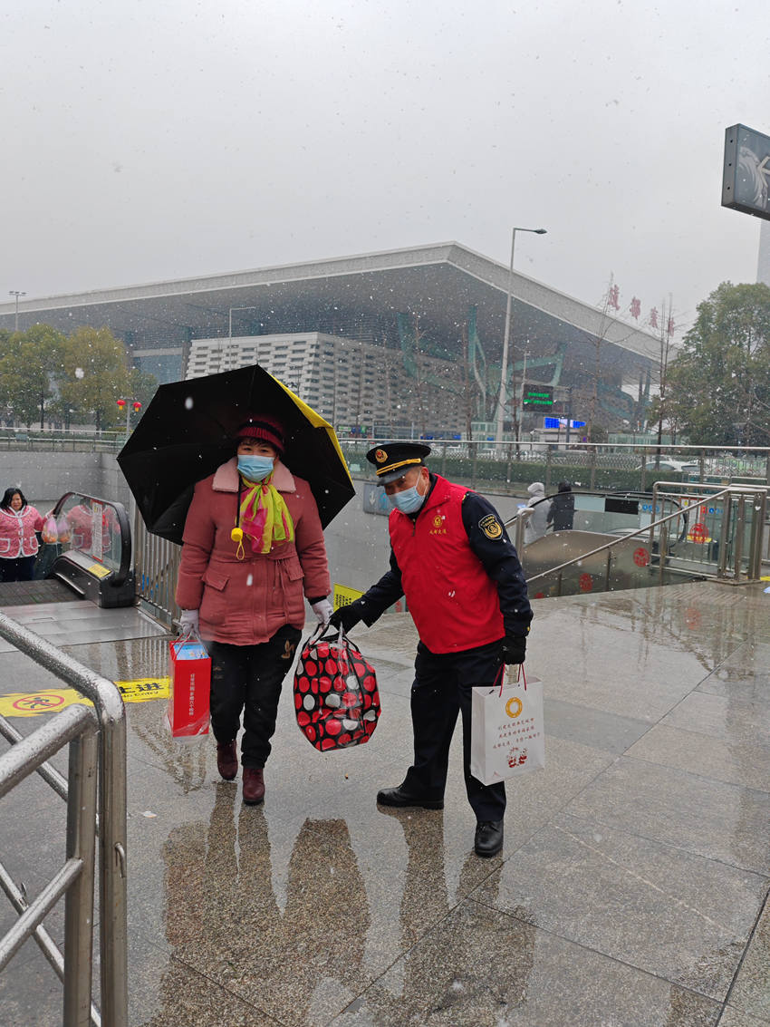 成都東站，執法人員暖心服務出行群眾。成都市交通運輸局供圖
